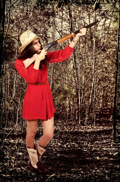 Cowgirl med gevär — Stockfoto