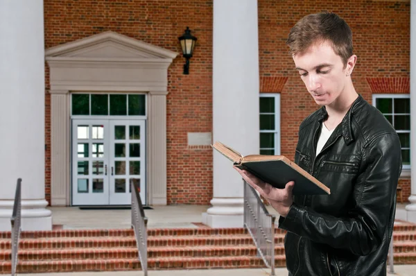 Uomo che legge un libro — Foto Stock