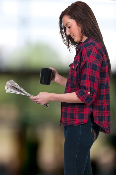 Vrouw die koffie drinkt — Stockfoto