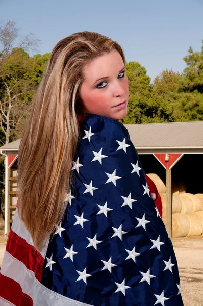 Vrouw in een vlag gewikkeld — Stockfoto