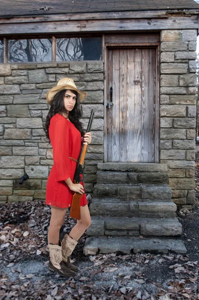 Cowgirl mit Gewehr — Stockfoto