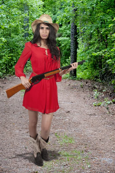 Cowgirl mit Gewehr — Stockfoto