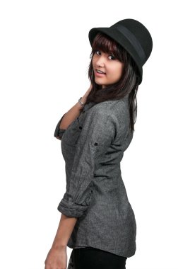 kadın giyiyor şapka