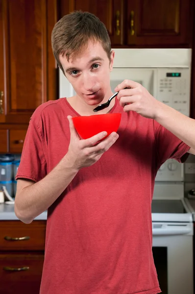 HOMEM a comer — Fotografia de Stock