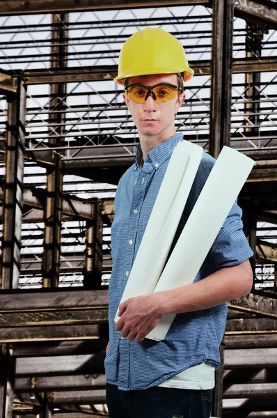 Trabajador de la construcción con planos —  Fotos de Stock