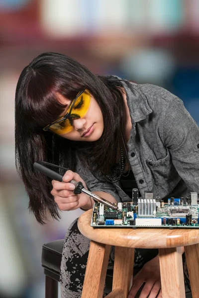 Woman soldering — Stock Photo, Image