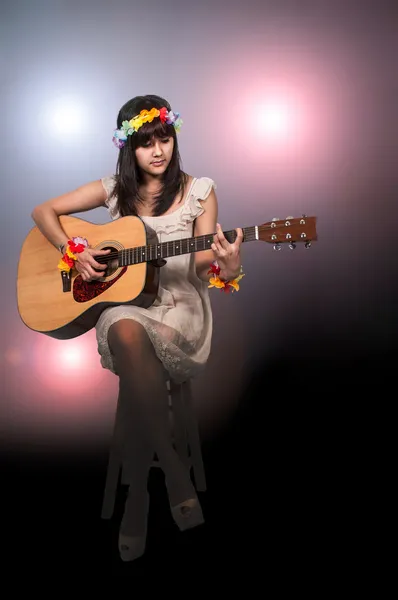 Woman with Guitar — Stock Photo, Image