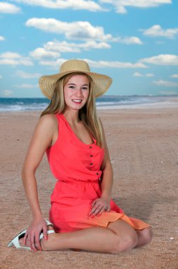 kadın giyiyor şapka