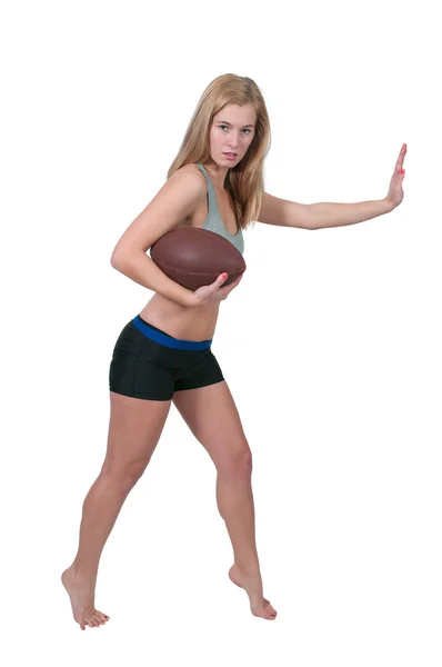 Женщина играет в футбол — стоковое фото
