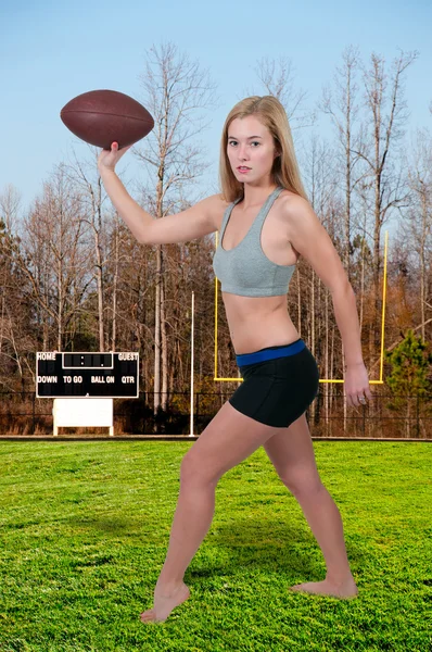 Frau spielt Fußball — Stockfoto