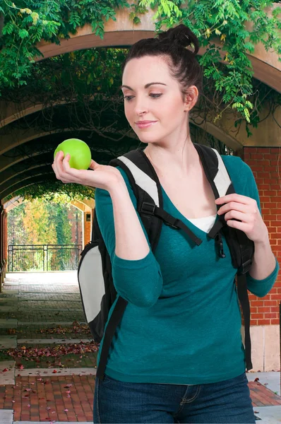 Kvinna student med äpple — Stockfoto