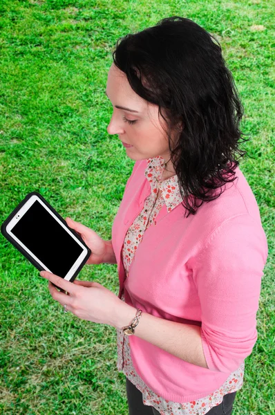 Vrouw die tablet gebruikt — Stockfoto