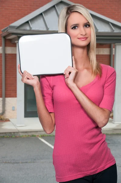 Mujer sosteniendo un signo en blanco — Foto de Stock