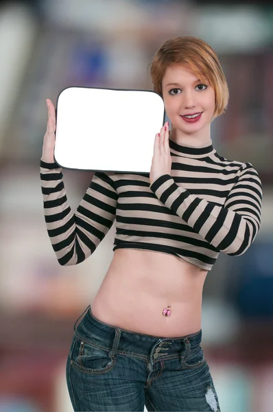 Mujer sosteniendo un signo en blanco — Foto de Stock