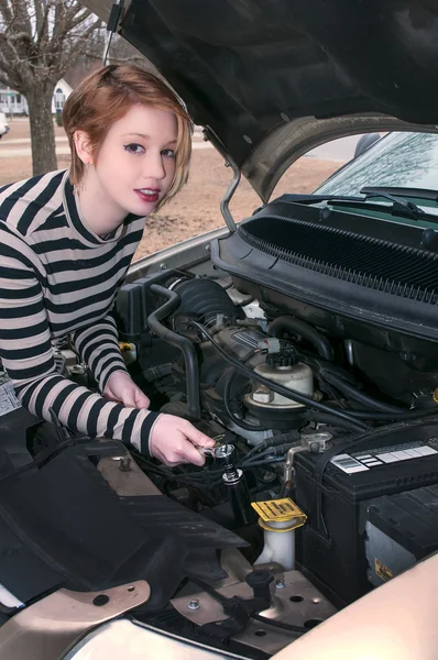 Kobieta auto mechanik — Zdjęcie stockowe