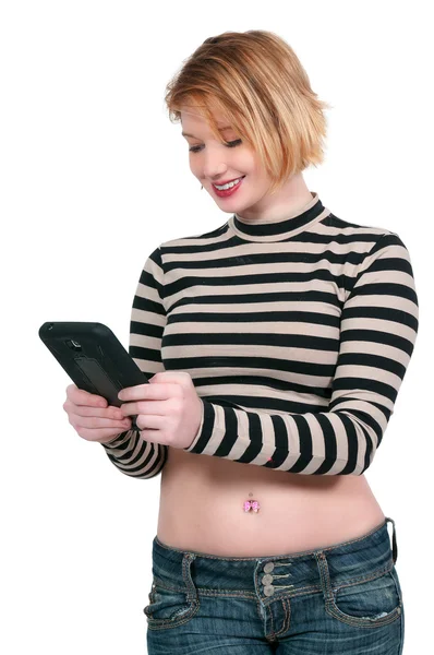 Hermosa mujer mensajes de texto en la tableta — Foto de Stock