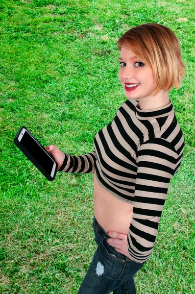 Mooie vrouw texting op Tablet PC — Stockfoto
