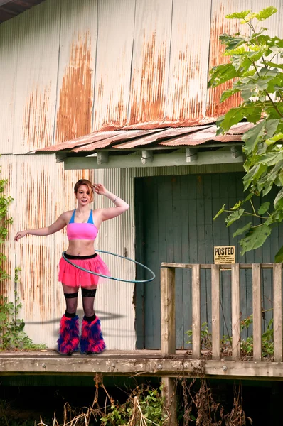 Donna con hula hoop — Foto Stock