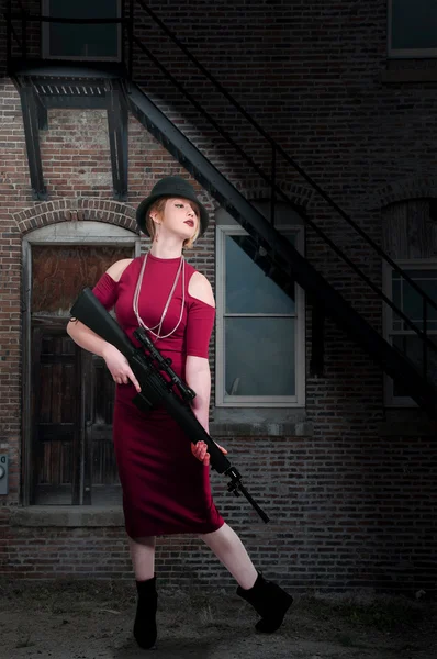 Femme avec fusil d'assaut — Photo