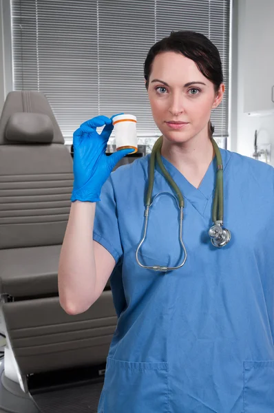 Medicina segurando pílulas — Fotografia de Stock