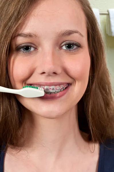 Hermosa mujer adolescente cepillándose los dientes — Foto de Stock