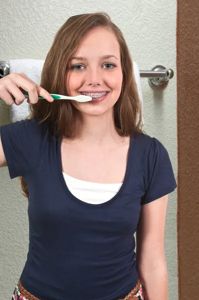 Adolescente bonita mulher escovando dentes — Fotografia de Stock