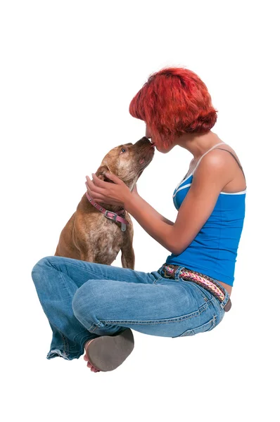 Bella donna e Pit Bull mescolare cane — Foto Stock