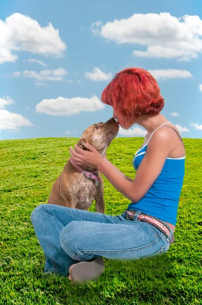 Mulher bonita e Pit Bull misturar cão — Fotografia de Stock