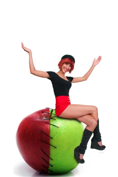Женщина на кисло-сладком яблоке — стоковое фото