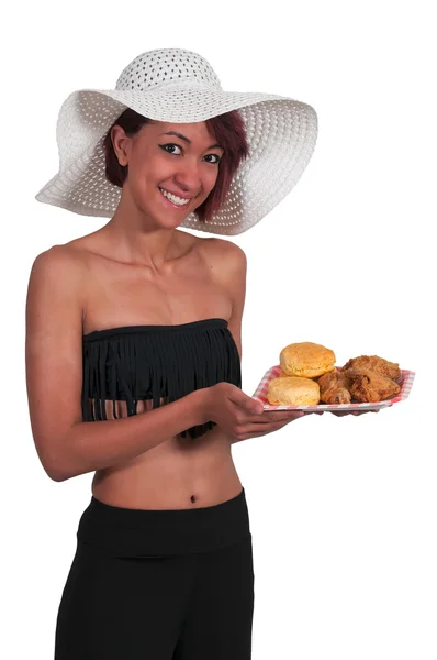 Mujer sosteniendo pollo y galletas — Foto de Stock