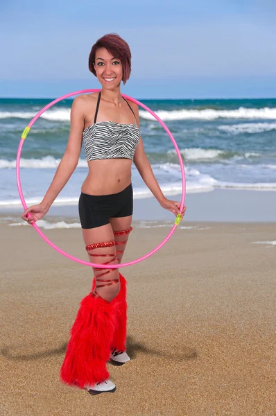 Mujer con hula hoop — Foto de Stock