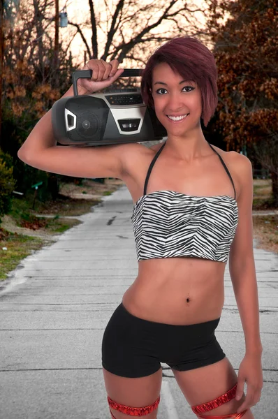 Vrouw met boom box — Stockfoto