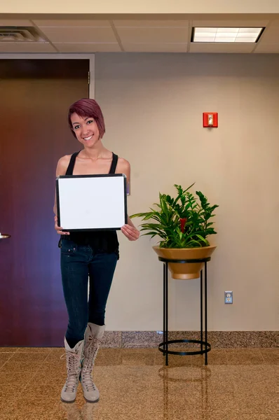 Mujer sosteniendo un signo en blanco — Foto de Stock