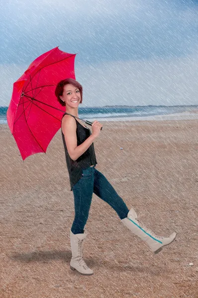 Vrouw bedrijf paraplu — Stockfoto