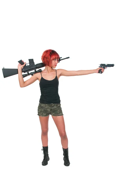 Женщина с автоматом и пистолетом — стоковое фото