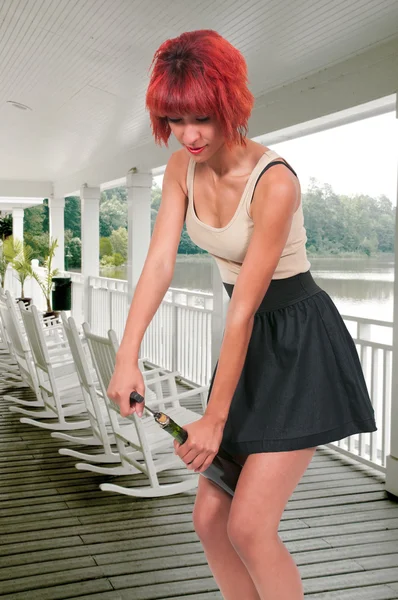 Frau öffnet Wein — Stockfoto