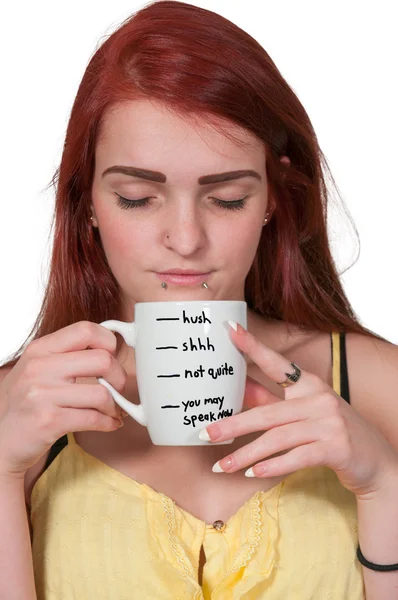 Frau trinkt Kaffee — Stockfoto