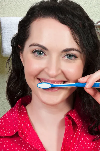 Güzel bir kadın diş fırçalama — Stok fotoğraf