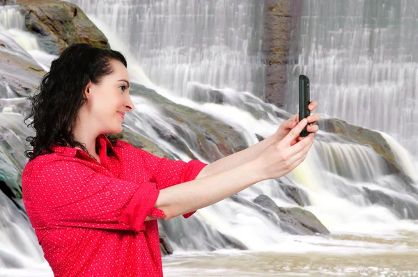 Mujer tomando una selfie — Foto de Stock