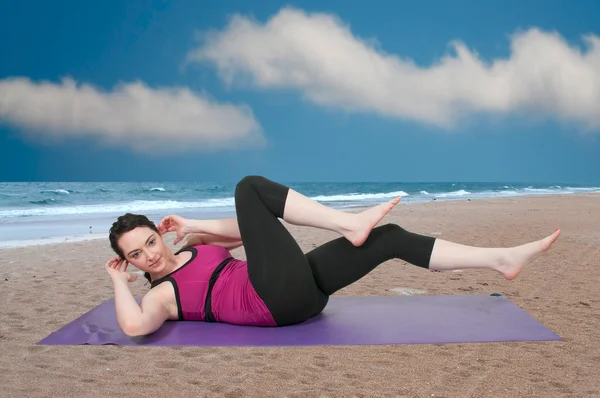 Frau macht Yoga — Stockfoto