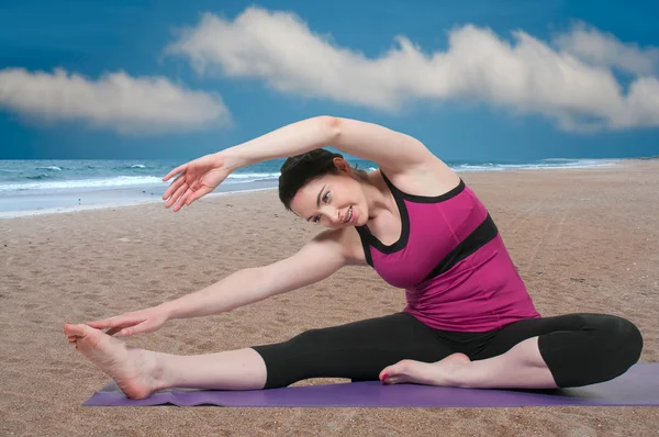 Frau macht Yoga — Stockfoto