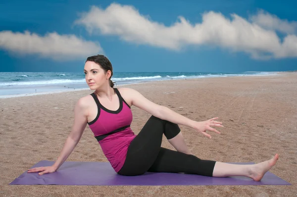 Frau macht Yoga — Stockfoto