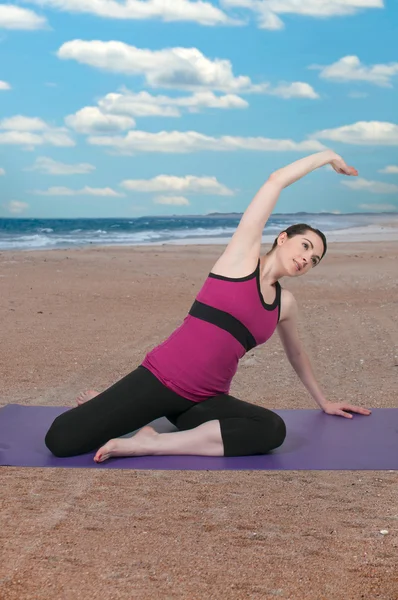 Femme faisant du yoga — Photo