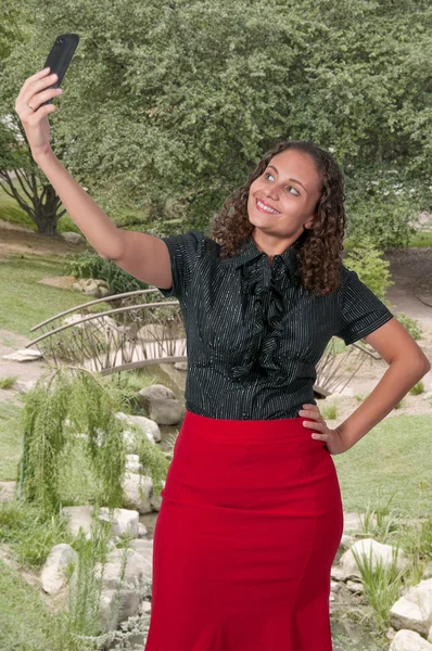 Mulher tomando uma selfie — Fotografia de Stock