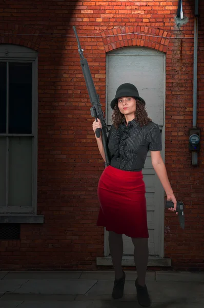 Kvinna med gevär och pistol — Stockfoto