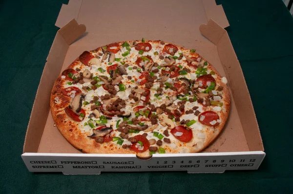 Heerlijke Tomatensaus Kaas Bedekt Warm Smakelijk Opperste Pizza Taart — Stockfoto