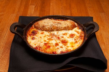 Doldurulmuş deniz kabuğu olarak bilinen lezzetli İtalyan yemeği.