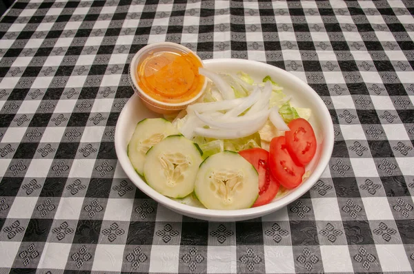 Deliciosa Muy Colorida Ensalada Jardín Verde Tirado — Foto de Stock