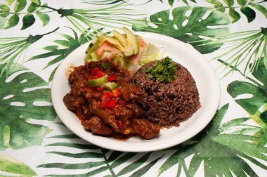 Chivo Con Moro Zenci olarak bilinen Küba pirinç yemeği