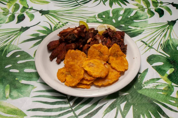 Chicharron Pollo Con Chuleta Frita Tostones Olarak Bilinen Dominik Mutfağı — Stok fotoğraf